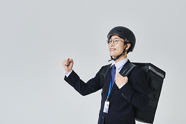 포토 JPG 스튜디오촬영 응시 남자 안경 비즈니스 회색배경 직장 실내 한명 미소 정장 상반신 성인 옆모습 30대 비즈니스라이프 파이팅 한국인 비즈니스맨 배달원 헬멧 사원증 라이더 배달원가방 성인남자한명만 안경낌 긱워커 국내포토 직업 1 라이프스타일 시선 잡화 옷 뷰포인트 백그라운드 회사 모션 표정 사람 동양인 내부 장년 회색 직장인 보호장비 배송 남자한명만 성인남자만 파일형식 긱이코노미
