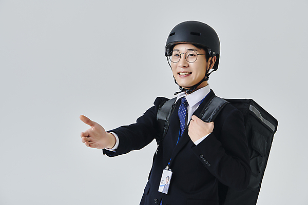 포토 JPG 스튜디오촬영 응시 남자 안경 비즈니스 회색배경 직장 실내 한명 미소 정장 상반신 성인 옆모습 30대 비즈니스라이프 한국인 비즈니스맨 배달원 헬멧 손내밀기 사원증 라이더 배달원가방 성인남자한명만 안경낌 긱워커 국내포토 직업 1 라이프스타일 시선 잡화 옷 뷰포인트 백그라운드 회사 표정 사람 동양인 손짓 내부 장년 회색 직장인 보호장비 배송 남자한명만 성인남자만 파일형식 긱이코노미