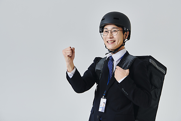 포토 JPG 스튜디오촬영 응시 남자 안경 비즈니스 회색배경 직장 실내 한명 미소 정장 상반신 성인 옆모습 30대 비즈니스라이프 파이팅 한국인 비즈니스맨 배달원 헬멧 사원증 라이더 배달원가방 성인남자한명만 안경낌 긱워커 국내포토 직업 1 라이프스타일 시선 잡화 옷 뷰포인트 백그라운드 회사 모션 표정 사람 동양인 내부 장년 회색 직장인 보호장비 배송 남자한명만 성인남자만 파일형식 긱이코노미