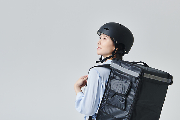 포토 JPG 스튜디오촬영 응시 여자 비즈니스 회색배경 직장 실내 한명 미소 상반신 성인 옆모습 30대 비즈니스라이프 한국인 비즈니스우먼 배달원 헬멧 매기 라이더 배달원가방 성인여자한명만 긱워커 국내포토 직업 1 라이프스타일 시선 뷰포인트 백그라운드 회사 모션 표정 사람 동양인 내부 장년 회색 직장인 보호장비 배송 여자한명만 성인여자만 파일형식 긱이코노미