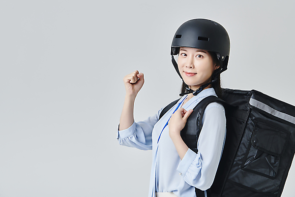포토 JPG 스튜디오촬영 응시 여자 비즈니스 회색배경 직장 실내 한명 미소 상반신 성인 옆모습 30대 비즈니스라이프 파이팅 한국인 비즈니스우먼 배달원 헬멧 라이더 배달원가방 성인여자한명만 긱워커 국내포토 직업 1 라이프스타일 시선 뷰포인트 백그라운드 회사 모션 표정 사람 동양인 내부 장년 회색 직장인 보호장비 배송 여자한명만 성인여자만 파일형식 긱이코노미