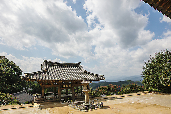 포토 JPG 주간 구름 불교 하늘 풍경 사람없음 야외 사찰 석탑 경상북도 부석사 영주 국내포토 자연요소 종교 종교건축 탑 경상도 파일형식