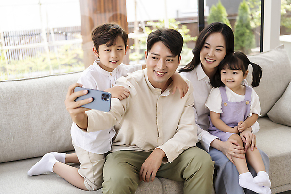 포토 JPG 전신 여자 남자 딸 행복 아들 어린이 거실 안기 엄마 실내 미소 들기 앉기 소녀 소년 여러명 상반신 성인 앞모습 30대 스마트폰 소파 한국인 가족라이프 아빠 셀프카메라 핵가족 어깨에손 국내포토 라이프스타일 감정 뷰포인트 다수 의자 가족 모션 표정 사람 동양인 내부 장년 핸드폰 스마트기기 사진촬영 파일형식