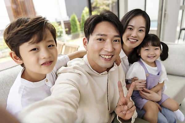 포토 JPG 응시 여자 남자 딸 행복 아들 어린이 거실 엄마 실내 미소 들기 앉기 소녀 소년 여러명 상반신 성인 앞모습 30대 소파 한국인 가족라이프 아빠 셀프카메라 핵가족 브이 어깨에손 국내포토 라이프스타일 시선 감정 뷰포인트 다수 의자 가족 모션 표정 사람 동양인 손짓 내부 장년 사진촬영 파일형식