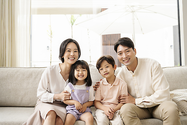 포토 JPG 응시 여자 남자 딸 행복 아들 어린이 거실 창문 엄마 실내 미소 앉기 소녀 소년 여러명 상반신 성인 앞모습 30대 소파 한국인 가족라이프 아빠 핵가족 어깨에손 국내포토 라이프스타일 시선 감정 뷰포인트 다수 의자 가족 모션 표정 사람 동양인 내부 장년 파일형식