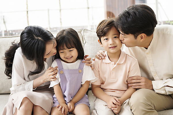 포토 JPG 여자 남자 딸 행복 아들 어린이 거실 엄마 키스 실내 미소 앉기 소녀 소년 여러명 상반신 성인 앞모습 30대 소파 한국인 가족라이프 아빠 핵가족 어깨에손 국내포토 라이프스타일 감정 뷰포인트 다수 의자 가족 모션 표정 사람 동양인 내부 장년 애정표현 파일형식