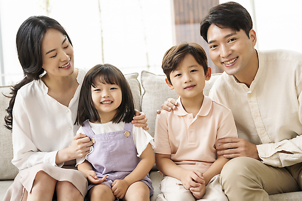 포토 JPG 응시 여자 남자 딸 행복 아들 어린이 거실 엄마 실내 미소 앉기 소녀 소년 여러명 상반신 성인 앞모습 30대 소파 한국인 가족라이프 아빠 핵가족 어깨에손 국내포토 라이프스타일 시선 감정 뷰포인트 다수 의자 가족 모션 표정 사람 동양인 내부 장년 파일형식