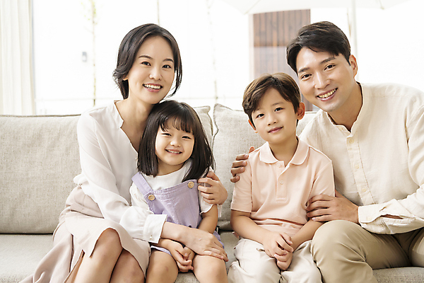 포토 JPG 응시 여자 남자 딸 행복 아들 어린이 거실 엄마 실내 미소 앉기 소녀 소년 여러명 상반신 성인 앞모습 30대 소파 한국인 가족라이프 아빠 핵가족 어깨에손 국내포토 라이프스타일 시선 감정 뷰포인트 다수 의자 가족 모션 표정 사람 동양인 내부 장년 파일형식