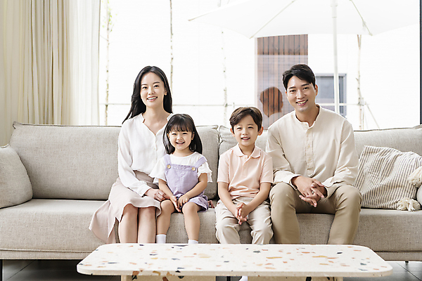 포토 JPG 전신 응시 여자 남자 딸 행복 아들 어린이 거실 탁자 엄마 실내 미소 앉기 소녀 소년 여러명 상반신 성인 앞모습 30대 소파 한국인 가족라이프 아빠 핵가족 국내포토 라이프스타일 시선 감정 뷰포인트 가구 다수 의자 가족 모션 표정 사람 동양인 내부 장년 파일형식