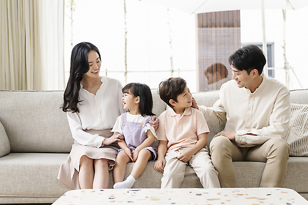 포토 JPG 전신 응시 여자 남자 딸 행복 아들 어린이 거실 탁자 엄마 실내 미소 앉기 소녀 소년 여러명 상반신 성인 앞모습 30대 소파 마주보기 한국인 가족라이프 아빠 핵가족 국내포토 라이프스타일 시선 감정 뷰포인트 가구 다수 의자 가족 모션 표정 사람 동양인 내부 장년 파일형식