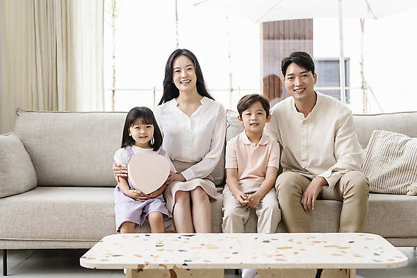 포토 JPG 전신 응시 여자 남자 딸 행복 아들 어린이 거실 탁자 엄마 실내 미소 들기 앉기 소녀 소년 여러명 성인 앞모습 30대 소파 한국인 가족라이프 아빠 핵가족 하트상자 국내포토 라이프스타일 시선 감정 뷰포인트 가구 다수 의자 가족 모션 표정 사람 동양인 내부 장년 상자 파일형식