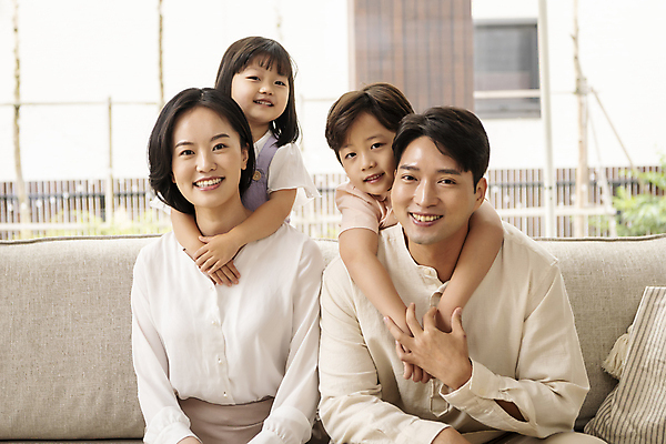 포토 JPG 응시 여자 남자 딸 행복 아들 어린이 거실 엄마 실내 미소 소녀 소년 여러명 상반신 성인 앞모습 30대 소파 한국인 가족라이프 아빠 핵가족 백허그 국내포토 라이프스타일 시선 감정 뷰포인트 다수 의자 가족 포옹 표정 사람 동양인 내부 장년 파일형식
