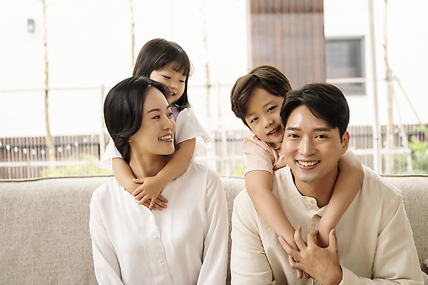 포토 JPG 응시 여자 남자 딸 행복 아들 어린이 거실 엄마 실내 미소 소녀 소년 여러명 상반신 성인 앞모습 30대 소파 한국인 가족라이프 아빠 핵가족 백허그 국내포토 라이프스타일 시선 감정 뷰포인트 다수 의자 가족 포옹 표정 사람 동양인 내부 장년 파일형식