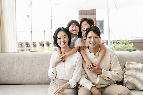 포토 JPG 응시 여자 남자 딸 행복 아들 어린이 거실 엄마 실내 미소 앉기 소녀 소년 여러명 상반신 성인 앞모습 30대 소파 한국인 가족라이프 아빠 핵가족 백허그 국내포토 라이프스타일 시선 감정 뷰포인트 다수 의자 가족 모션 포옹 표정 사람 동양인 내부 장년 파일형식