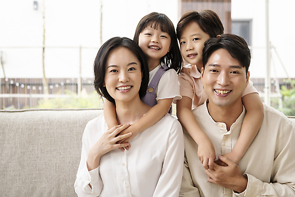 포토 JPG 응시 여자 남자 딸 행복 아들 어린이 거실 엄마 실내 미소 소녀 소년 여러명 상반신 성인 앞모습 30대 소파 한국인 가족라이프 아빠 핵가족 백허그 국내포토 라이프스타일 시선 감정 뷰포인트 다수 의자 가족 포옹 표정 사람 동양인 내부 장년 파일형식