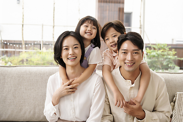 포토 JPG 응시 여자 남자 딸 행복 아들 어린이 거실 엄마 실내 미소 소녀 소년 여러명 상반신 성인 앞모습 30대 소파 한국인 가족라이프 아빠 핵가족 백허그 국내포토 라이프스타일 시선 감정 뷰포인트 다수 의자 가족 포옹 표정 사람 동양인 내부 장년 파일형식