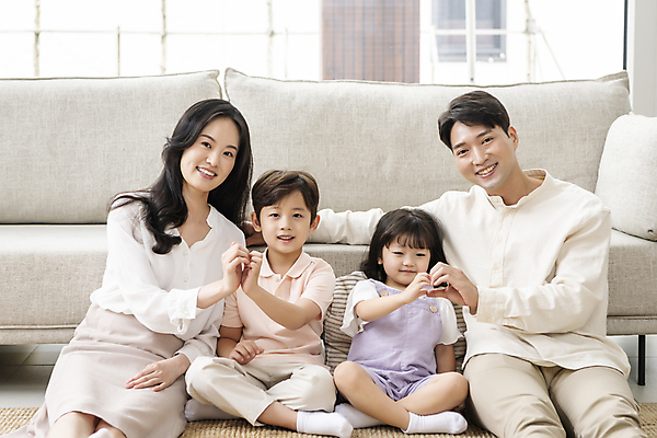 포토 JPG 전신 여자 남자 딸 행복 아들 어린이 거실 엄마 실내 미소 앉기 소녀 소년 여러명 상반신 성인 앞모습 30대 소파 한국인 가족라이프 아빠 핵가족 손하트 국내포토 라이프스타일 감정 뷰포인트 다수 의자 가족 모션 표정 사람 동양인 손짓 내부 장년 파일형식