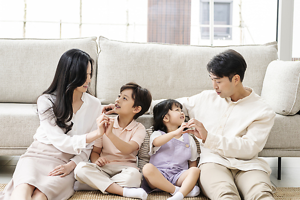 포토 JPG 전신 응시 여자 남자 딸 행복 아들 어린이 거실 엄마 실내 미소 앉기 소녀 소년 여러명 상반신 성인 앞모습 30대 소파 마주보기 한국인 가족라이프 아빠 핵가족 손하트 국내포토 라이프스타일 시선 감정 뷰포인트 다수 의자 가족 모션 표정 사람 동양인 손짓 내부 장년 파일형식