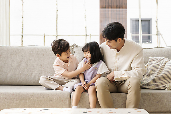포토 JPG 전신 응시 여자 남자 딸 행복 아들 어린이 쿠션 거실 장난 실내 남매 미소 앉기 소녀 소년 상반신 성인 앞모습 세명 30대 소파 한국인 가족라이프 아빠 핵가족 국내포토 라이프스타일 시선 감정 뷰포인트 의자 가족 모션 표정 사람 동양인 내부 장년 파일형식