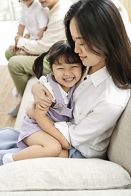 포토 JPG 응시 여자 남자 딸 행복 아들 어린이 거실 안기 엄마 실내 미소 앉기 소녀 소년 여러명 상반신 성인 옆모습 30대 소파 한국인 가족라이프 아빠 핵가족 국내포토 라이프스타일 시선 감정 뷰포인트 다수 의자 가족 모션 표정 사람 동양인 내부 장년 파일형식