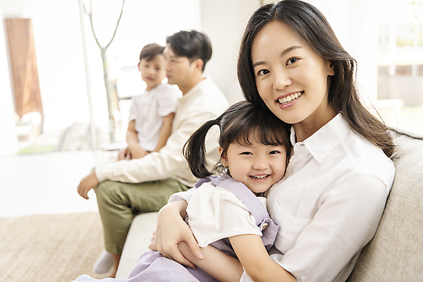포토 JPG 전신 응시 여자 남자 딸 행복 아들 어린이 거실 안기 포옹 엄마 실내 미소 앉기 소녀 소년 여러명 상반신 성인 옆모습 아웃포커스 30대 소파 한국인 가족라이프 아빠 핵가족 국내포토 라이프스타일 시선 감정 뷰포인트 다수 의자 가족 모션 촬영기법 표정 사람 동양인 내부 장년 파일형식