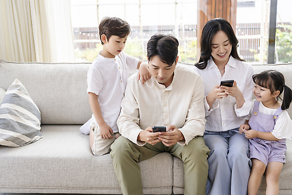 포토 JPG 전신 여자 남자 딸 행복 아들 어린이 거실 엄마 실내 들기 앉기 소녀 소년 여러명 상반신 성인 앞모습 30대 스마트폰 소파 한국인 가족라이프 아빠 핵가족 스마트폰중독 국내포토 라이프스타일 감정 뷰포인트 다수 의자 가족 모션 사람 동양인 내부 장년 핸드폰 스마트기기 중독 파일형식