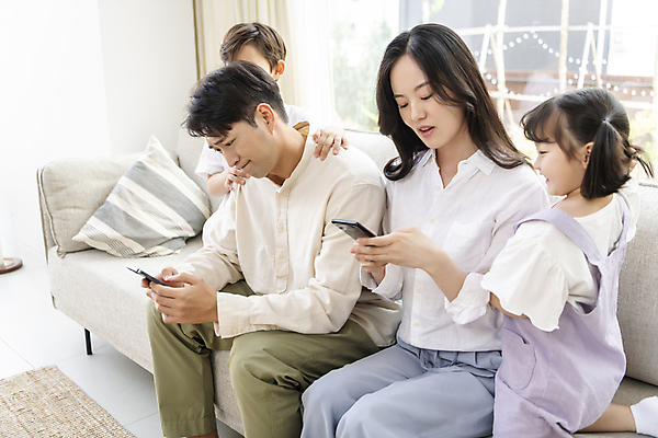 포토 JPG 응시 여자 남자 딸 행복 아들 어린이 거실 엄마 실내 들기 앉기 소녀 소년 여러명 상반신 성인 앞모습 옆모습 뒷모습 30대 스마트폰 소파 한국인 가족라이프 찡그림 아빠 핵가족 스마트폰중독 국내포토 라이프스타일 시선 감정 뷰포인트 다수 의자 가족 모션 표정 사람 동양인 내부 장년 핸드폰 스마트기기 중독 파일형식