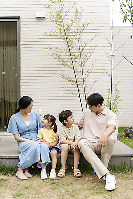 포토 JPG 주간 전신 여자 남자 딸 행복 아들 어린이 엄마 휴식 미소 앉기 소녀 소년 여러명 성인 야외 앞모습 30대 마주보기 정원 한국인 가족라이프 아빠 핵가족 단독주택 국내포토 자연요소 라이프스타일 감정 뷰포인트 다수 컨셉 가족 모션 주택 표정 사람 동양인 장년 파일형식