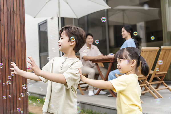 포토 JPG 주간 전신 응시 여자 남자 딸 행복 아들 어린이 의자 엄마 휴식 미소 소녀 소년 여러명 상반신 성인 야외 앞모습 옆모습 30대 정원 한국인 파라솔 가족라이프 아빠 비눗방울 핵가족 비눗방울놀이 단독주택 야외의자 야외테이블 국내포토 자연요소 라이프스타일 시선 감정 뷰포인트 가구 다수 컨셉 가족 놀이 탁자 주택 표정 사람 동양인 장년 파일형식