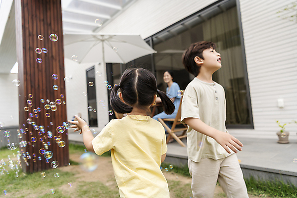 포토 JPG 주간 여자 남자 딸 행복 아들 어린이 엄마 휴식 미소 소녀 소년 상반신 성인 야외 옆모습 뒷모습 세명 30대 손들기 정원 한국인 파라솔 가족라이프 비눗방울 핵가족 비눗방울놀이 단독주택 야외의자 야외테이블 국내포토 자연요소 라이프스타일 감정 뷰포인트 컨셉 의자 가족 모션 놀이 탁자 주택 표정 사람 동양인 장년 파일형식