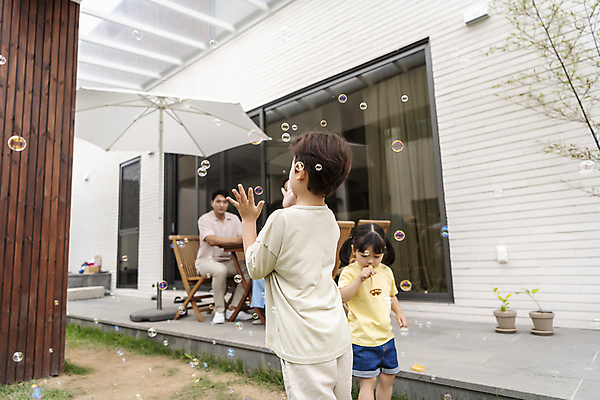 포토 JPG 주간 전신 여자 남자 딸 행복 아들 어린이 의자 휴식 들기 앉기 소녀 소년 상반신 성인 야외 앞모습 뒷모습 세명 30대 손들기 정원 한국인 파라솔 가족라이프 아빠 비눗방울 핵가족 비눗방울놀이 단독주택 야외의자 야외테이블 국내포토 자연요소 라이프스타일 감정 뷰포인트 가구 컨셉 가족 모션 놀이 탁자 주택 사람 동양인 장년 파일형식