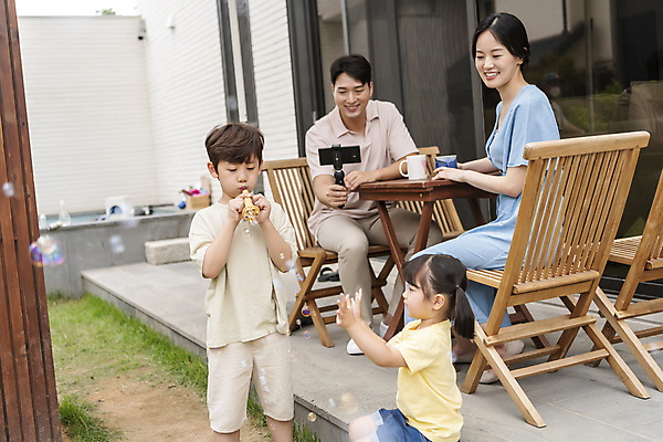 포토 JPG 주간 전신 응시 여자 남자 딸 행복 아들 어린이 의자 엄마 휴식 미소 들기 앉기 소녀 소년 여러명 상반신 성인 야외 앞모습 옆모습 컵 30대 스마트폰 손들기 정원 촬영 한국인 가족라이프 아빠 비눗방울 불기 핵가족 비눗방울놀이 단독주택 셀카봉 야외의자 야외테이블 국내포토 자연요소 라이프스타일 식기 시선 감정 뷰포인트 가구 다수 컨셉 가족 모션 놀이 탁자 주택 표정 사람 동양인 장년 핸드폰 스마트기기 파일형식
