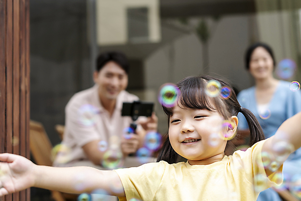 포토 JPG 주간 여자 남자 딸 행복 어린이 엄마 팔벌리기 휴식 미소 들기 소녀 상반신 성인 야외 앞모습 아웃포커스 세명 30대 스마트폰 정원 촬영 한국인 가족라이프 아빠 비눗방울 핵가족 비눗방울놀이 단독주택 셀카봉 야외의자 국내포토 자연요소 라이프스타일 감정 뷰포인트 컨셉 의자 가족 모션 놀이 주택 촬영기법 표정 사람 동양인 장년 핸드폰 스마트기기 파일형식