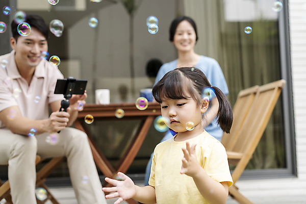 포토 JPG 주간 응시 여자 남자 딸 행복 어린이 의자 엄마 휴식 미소 들기 소녀 성인 야외 앞모습 아웃포커스 세명 30대 스마트폰 손들기 정원 촬영 한국인 가족라이프 아빠 비눗방울 핵가족 비눗방울놀이 단독주택 셀카봉 야외의자 야외테이블 국내포토 자연요소 라이프스타일 시선 감정 뷰포인트 가구 컨셉 가족 모션 놀이 탁자 주택 촬영기법 표정 사람 동양인 장년 핸드폰 스마트기기 파일형식