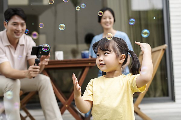 포토 JPG 주간 응시 여자 남자 딸 행복 어린이 의자 엄마 휴식 미소 들기 앉기 소녀 상반신 성인 야외 앞모습 세명 30대 스마트폰 손들기 정원 촬영 한국인 가족라이프 아빠 비눗방울 핵가족 비눗방울놀이 단독주택 셀카봉 야외의자 야외테이블 국내포토 자연요소 라이프스타일 시선 감정 뷰포인트 가구 컨셉 가족 모션 놀이 탁자 주택 표정 사람 동양인 장년 핸드폰 스마트기기 파일형식