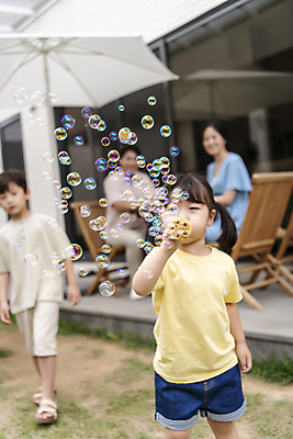 포토 JPG 주간 전신 응시 여자 남자 딸 행복 아들 어린이 의자 엄마 휴식 서기 들기 앉기 소녀 소년 여러명 상반신 성인 야외 앞모습 아웃포커스 30대 정원 한국인 파라솔 가족라이프 아빠 비눗방울 불기 핵가족 비눗방울놀이 단독주택 야외의자 야외테이블 국내포토 자연요소 라이프스타일 시선 감정 뷰포인트 가구 다수 컨셉 가족 모션 놀이 탁자 주택 촬영기법 사람 동양인 장년 파일형식