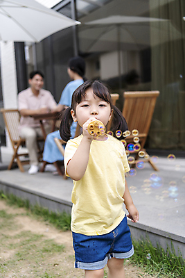 포토 JPG 주간 전신 응시 여자 남자 딸 행복 어린이 엄마 휴식 들기 소녀 상반신 성인 야외 앞모습 뒷모습 아웃포커스 세명 30대 정원 한국인 파라솔 가족라이프 아빠 비눗방울 불기 핵가족 비눗방울놀이 단독주택 야외의자 야외테라스 국내포토 자연요소 라이프스타일 시선 감정 뷰포인트 컨셉 의자 가족 모션 놀이 주택 촬영기법 사람 동양인 장년 발코니 파일형식