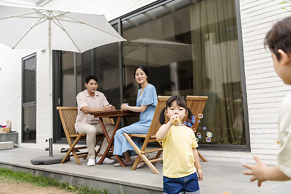 포토 JPG 주간 전신 응시 여자 남자 딸 행복 아들 어린이 의자 엄마 휴식 미소 들기 앉기 소녀 소년 여러명 상반신 성인 야외 앞모습 옆모습 뒷모습 컵 30대 손들기 정원 한국인 파라솔 가족라이프 아빠 비눗방울 불기 핵가족 비눗방울놀이 단독주택 야외의자 야외테이블 국내포토 자연요소 라이프스타일 식기 시선 감정 뷰포인트 가구 다수 컨셉 가족 모션 놀이 탁자 주택 표정 사람 동양인 장년 파일형식