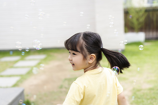포토 JPG 주간 여자 딸 행복 어린이라이프 어린이 한명 미소 소녀 상반신 야외 뒷모습 아웃포커스 정원 한국인 가족라이프 뒤돌아보기 비눗방울 핵가족 즐거움 비눗방울놀이 단독주택 소녀한명만 국내포토 자연요소 1 라이프스타일 감정 뷰포인트 가족 모션 놀이 주택 촬영기법 표정 사람 동양인 여자한명만 소녀만 파일형식