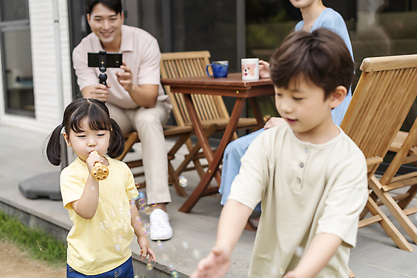 포토 JPG 주간 전신 여자 남자 딸 행복 아들 어린이 의자 엄마 휴식 미소 들기 앉기 소녀 소년 여러명 상반신 성인 야외 앞모습 옆모습 컵 30대 스마트폰 손들기 정원 촬영 한국인 가족라이프 아빠 비눗방울 불기 핵가족 비눗방울놀이 단독주택 셀카봉 야외의자 야외테이블 국내포토 자연요소 라이프스타일 식기 감정 뷰포인트 가구 다수 컨셉 가족 모션 놀이 탁자 주택 표정 사람 동양인 장년 핸드폰 스마트기기 파일형식