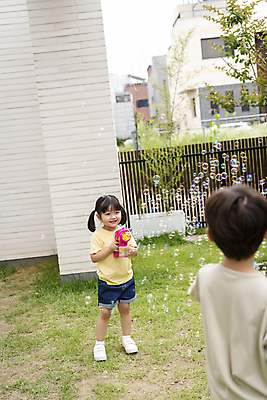 포토 JPG 주간 전신 여자 남자 행복 어린이라이프 어린이 남매 들기 소녀 소년 상반신 야외 두명 앞모습 뒷모습 정원 한국인 가족라이프 비눗방울 핵가족 즐거움 비눗방울놀이 단독주택 어린이만 국내포토 자연요소 라이프스타일 감정 뷰포인트 가족 모션 놀이 주택 사람 동양인 파일형식