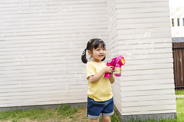 포토 JPG 주간 응시 여자 딸 행복 어린이라이프 어린이 한명 미소 들기 소녀 상반신 야외 앞모습 정원 한국인 가족라이프 비눗방울 핵가족 즐거움 비눗방울놀이 단독주택 소녀한명만 국내포토 자연요소 1 라이프스타일 시선 감정 뷰포인트 가족 모션 놀이 주택 표정 사람 동양인 여자한명만 소녀만 파일형식