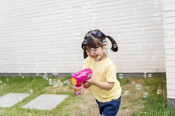 포토 JPG 주간 여자 딸 행복 어린이라이프 어린이 한명 미소 들기 소녀 상반신 야외 앞모습 정원 눈감음 한국인 가족라이프 비눗방울 핵가족 즐거움 비눗방울놀이 단독주택 소녀한명만 국내포토 자연요소 1 라이프스타일 감정 뷰포인트 가족 모션 놀이 주택 표정 사람 동양인 여자한명만 소녀만 파일형식