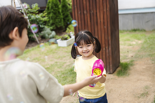 포토 JPG 주간 여자 남자 행복 어린이라이프 어린이 남매 미소 들기 소녀 소년 상반신 야외 두명 앞모습 뒷모습 손들기 정원 한국인 가족라이프 비눗방울 소프트포커스 핵가족 즐거움 비눗방울놀이 단독주택 어린이만 국내포토 자연요소 라이프스타일 감정 뷰포인트 가족 모션 놀이 주택 촬영기법 표정 사람 동양인 파일형식