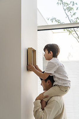 포토 JPG 주간 전신 남자 행복 아들 어린이 벽 액자 창문 실내 들기 소년 상반신 성인 두명 옆모습 30대 한국인 가족라이프 목말 아빠 핵가족 단독주택 부자지간 남자만 걸기 국내포토 자연요소 라이프스타일 감정 뷰포인트 가족 모션 주택 사람 동양인 내부 장년 파일형식