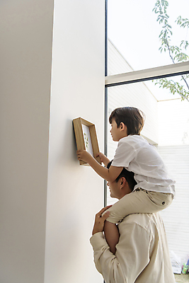 포토 JPG 주간 전신 응시 남자 행복 아들 어린이 액자 창문 실내 들기 소년 상반신 성인 두명 뒷모습 30대 한국인 가족라이프 목말 아빠 핵가족 단독주택 부자지간 남자만 걸기 국내포토 자연요소 라이프스타일 시선 감정 뷰포인트 가족 모션 주택 사람 동양인 내부 장년 파일형식