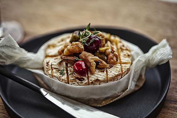 포토 JPG 접시 실내 요리 근접촬영 사람없음 아웃포커스 나이프 구이 나무탁자 브리치즈 맛있는 국내포토 식기 음식 뷰포인트 탁자 치즈 촬영기법 내부 칼 파일형식
