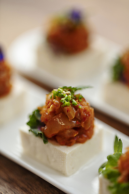 포토 JPG 접시 실내 요리 사람없음 아웃포커스 나무탁자 두부김치 핑거푸드 플레이팅 국내포토 식기 음식 탁자 김치 촬영기법 내부 상차림 파일형식