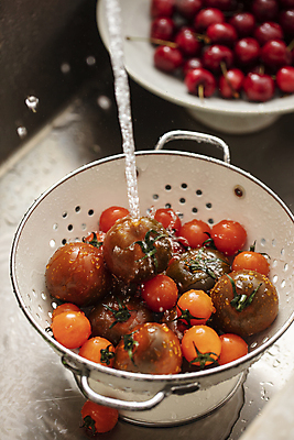 포토 JPG 그릇 토마토 식재료 방울토마토 물줄기 실내 사람없음 채망 체리 재료손질 싱크대 과채 국내포토 식기 채소 과일 주방용품 내부 물 개수대 손질 파일형식