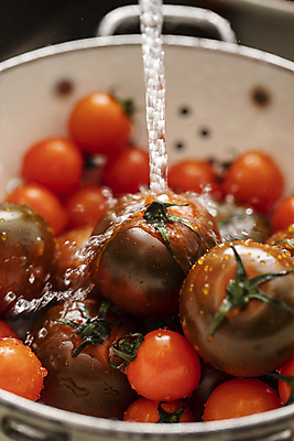 포토 JPG 토마토 식재료 방울토마토 물줄기 실내 근접촬영 사람없음 신선 냄비 재료손질 과채 국내포토 뷰포인트 채소 과일 내부 물 솥 손질 파일형식